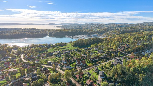 Her bor du med kort vei til både marka og fjorden, med populære bade- og rekreasjonsmuligheter på blant annet Hvalstrand og Holmenskjæret.