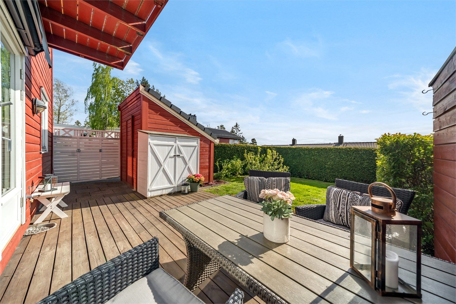 Velkommen til Trollveien 8! Leiligheten har direkte utgang fra stuen til platting på ca 15 kvm, koselig hage og praktisk og romslig bod samt vedbod