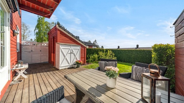 Velkommen til Trollveien 8! Leiligheten har direkte utgang fra stuen til platting på ca 15 kvm, koselig hage og praktisk og romslig bod samt vedbod