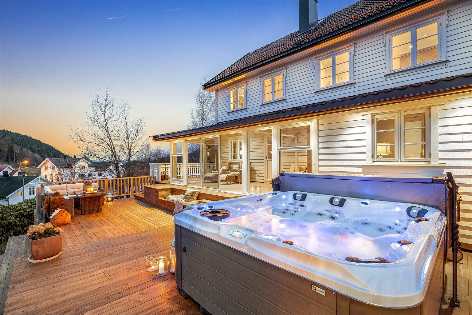 Uteplassen er en forlengelse av boligen, med god plass og direkte tilknytning til vinterhagen. Del av terrasse er ikke byggemeldt.