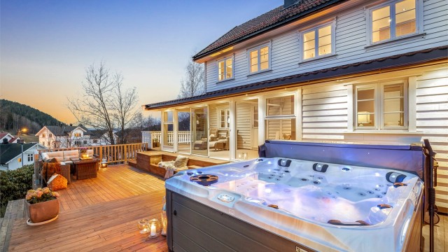 Uteplassen er en forlengelse av boligen, med god plass og direkte tilknytning til vinterhagen. Del av terrasse er ikke byggemeldt.