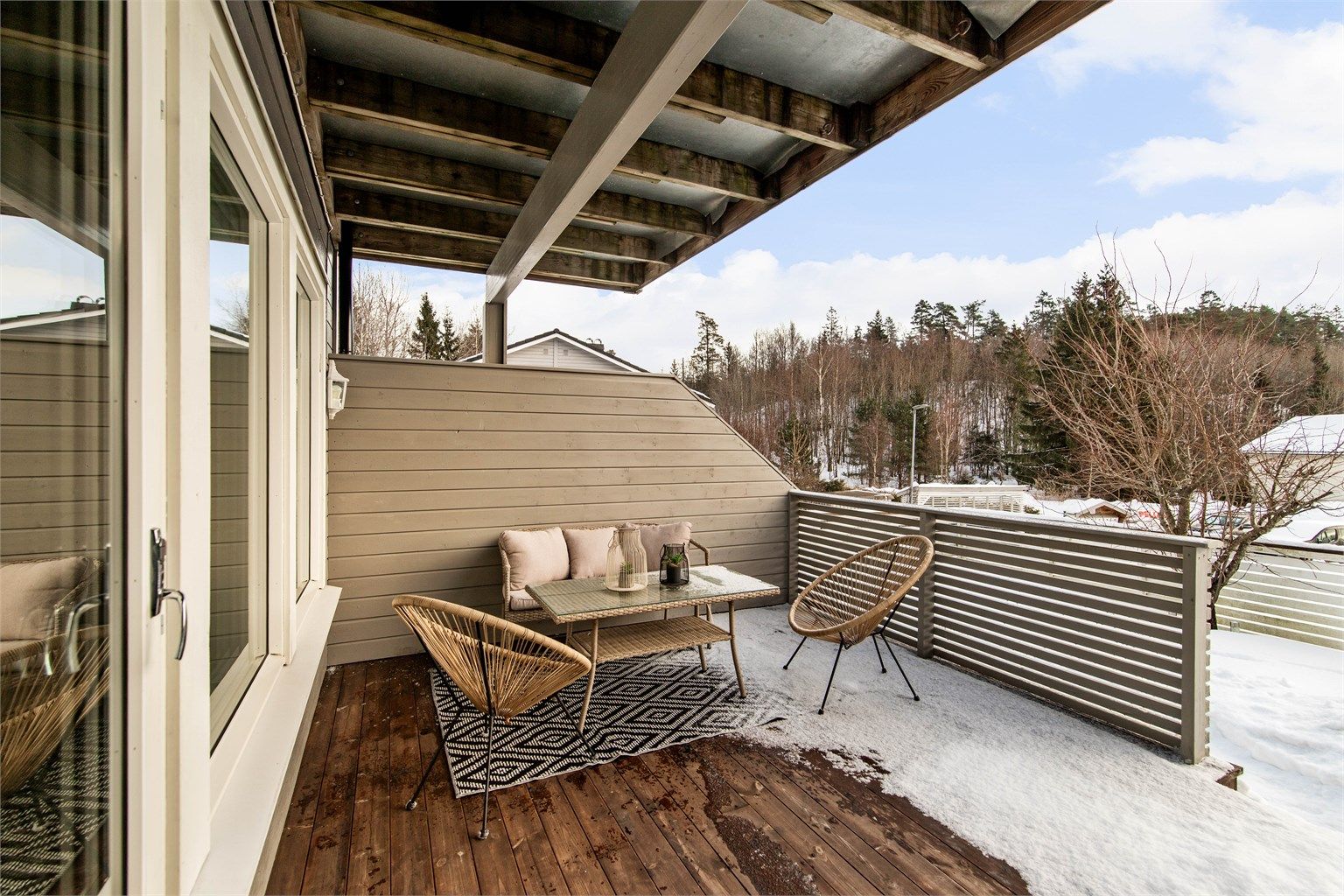 Terrassen er på ca. 19 kvm og er delvis overbygget, så du sitter både skjermet og lunt til.