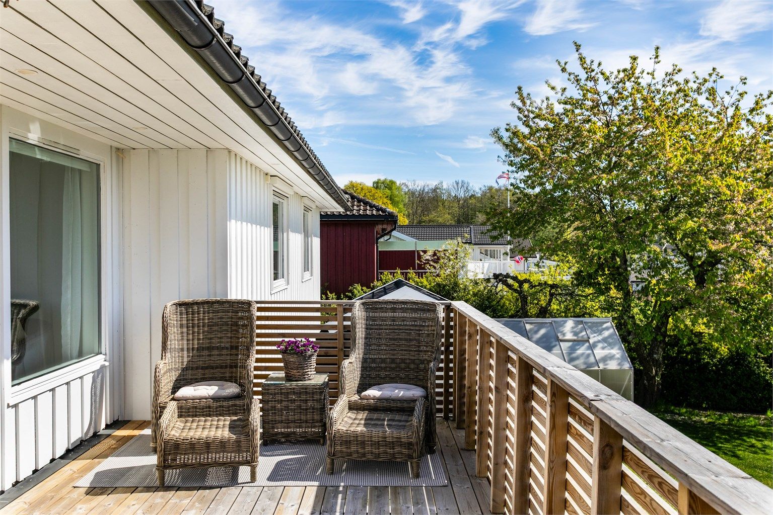 Flott utsikt til Oslofjorden sees både ute på balkongen og i flere rom innendørs i første etasje.