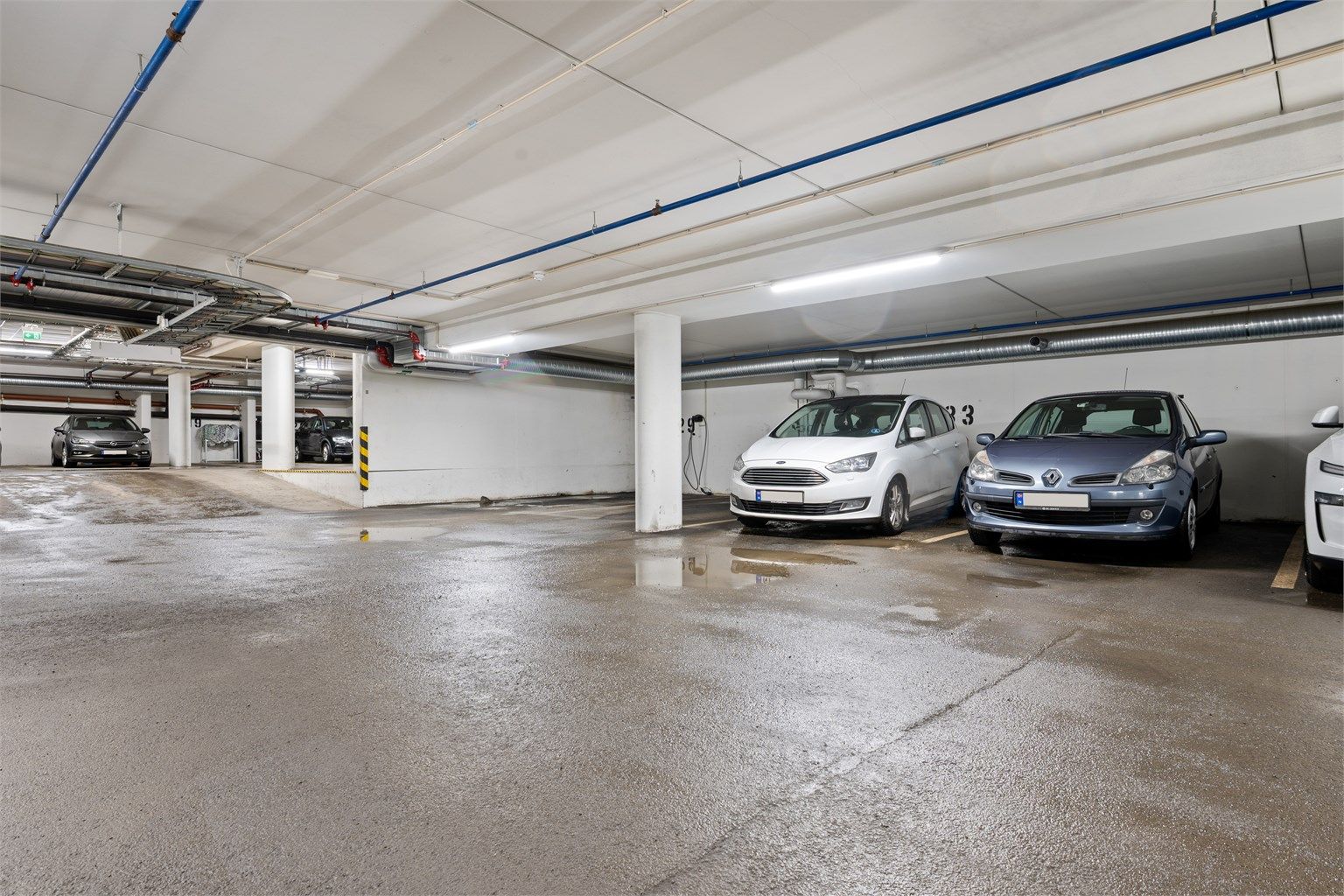 Leiligheten disponerer en garasjeplass i sameiets felles garasjeanlegg.