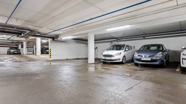 Leiligheten disponerer en garasjeplass i sameiets felles garasjeanlegg.