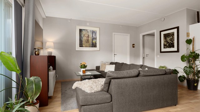 Stuen har god plass til sofaløsning med tilhørende møblementer og tv-seksjon