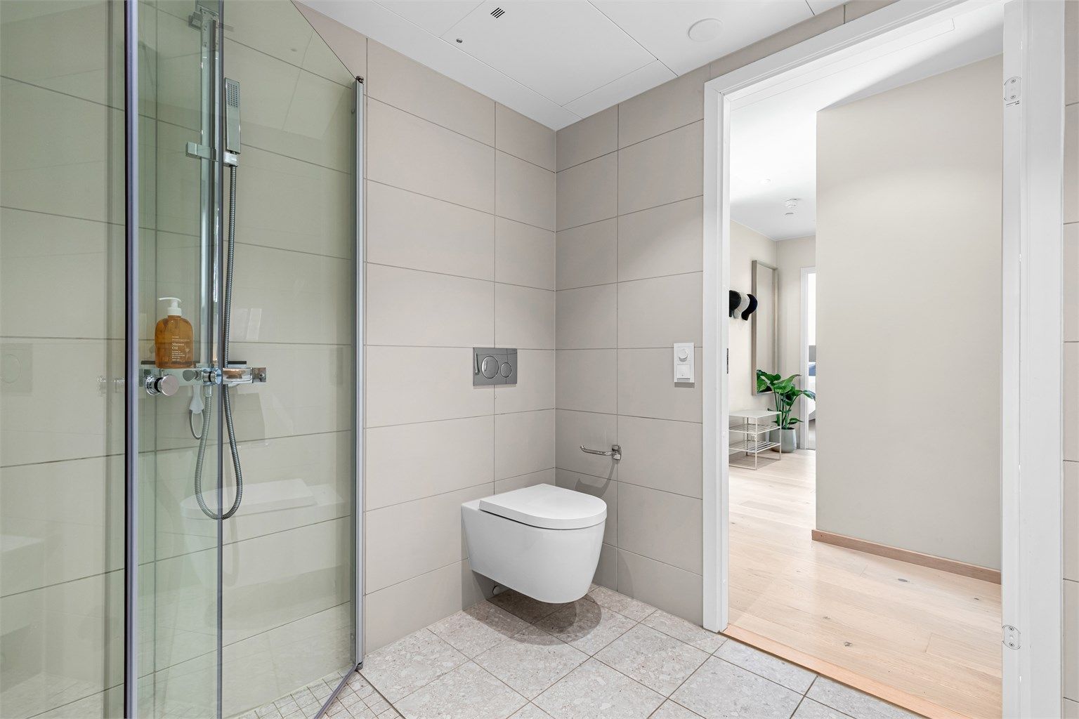 Bad med gulvvarme og downlights i taket - oppgradert med tilvalg ut over standard leveranse