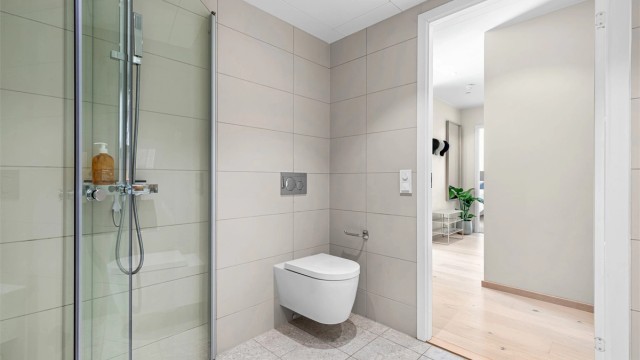 Bad med gulvvarme og downlights i taket - oppgradert med tilvalg ut over standard leveranse