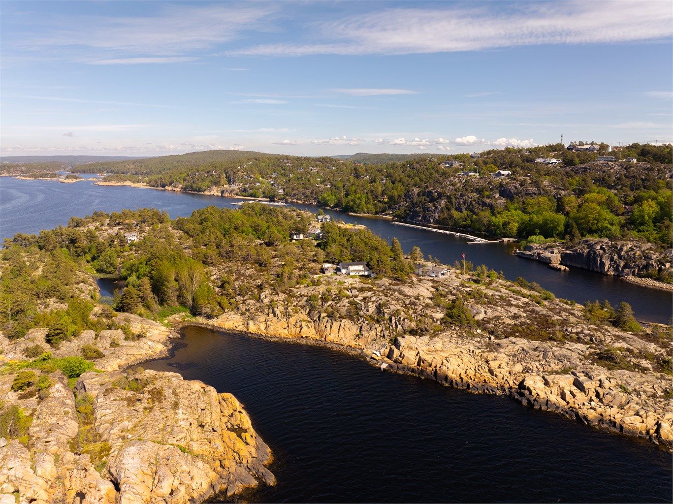 Eiendommen disponerer brygge både på vestsiden og på østsiden av holmen, samt båtplass i bryggeanlegget i bukta bakenfor.