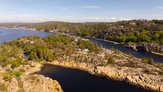 Eiendommen disponerer brygge både på vestsiden og på østsiden av holmen, samt båtplass i bryggeanlegget i bukta bakenfor.