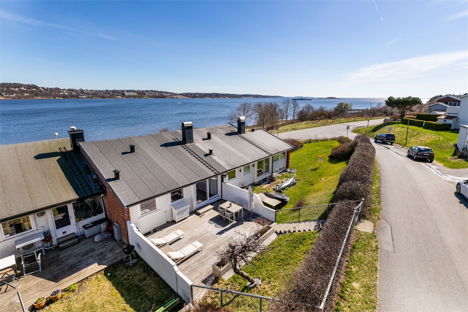 Fine uteplasser på begge sider av boligen sikrer tilgang til solen dagen gjennom.