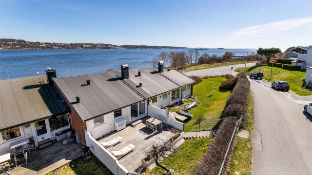 Fine uteplasser på begge sider av boligen sikrer tilgang til solen dagen gjennom.