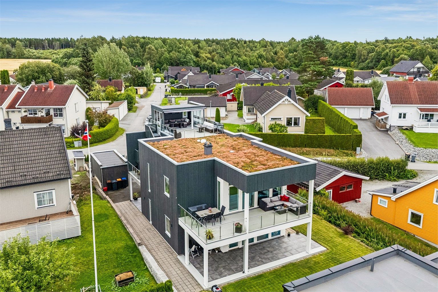 Stilren bolig med mange flotte uteplasser. Sedumstak gir hyggelig utsyn fra takterrassen. 