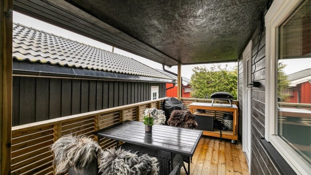Også denne verandaen ble oppgradert samtidig med etterisolering og omkledning av ytterveggene i 2023.