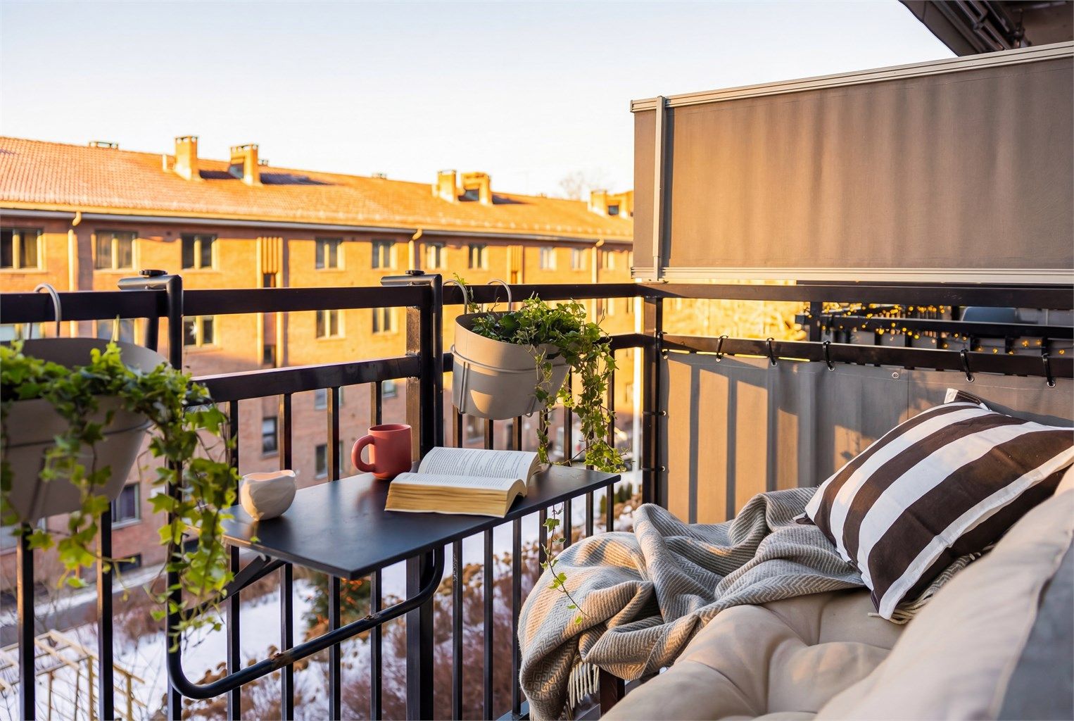 Solrik vestvendt balkong med plass til enkelt møblement. 