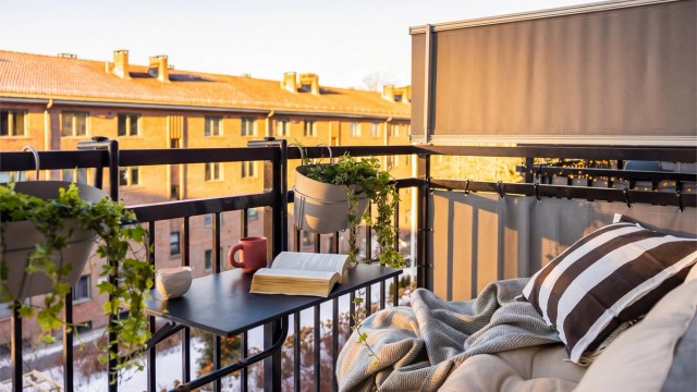 Solrik vestvendt balkong med plass til enkelt møblement.