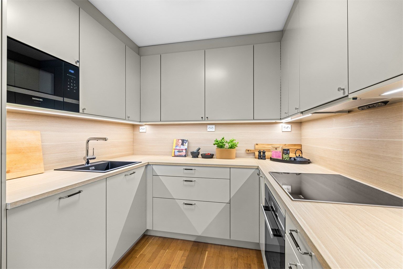 Leiligheten har et nytt og moderne kjøkken fra Drømmekjøkkenet, installert i 2023.