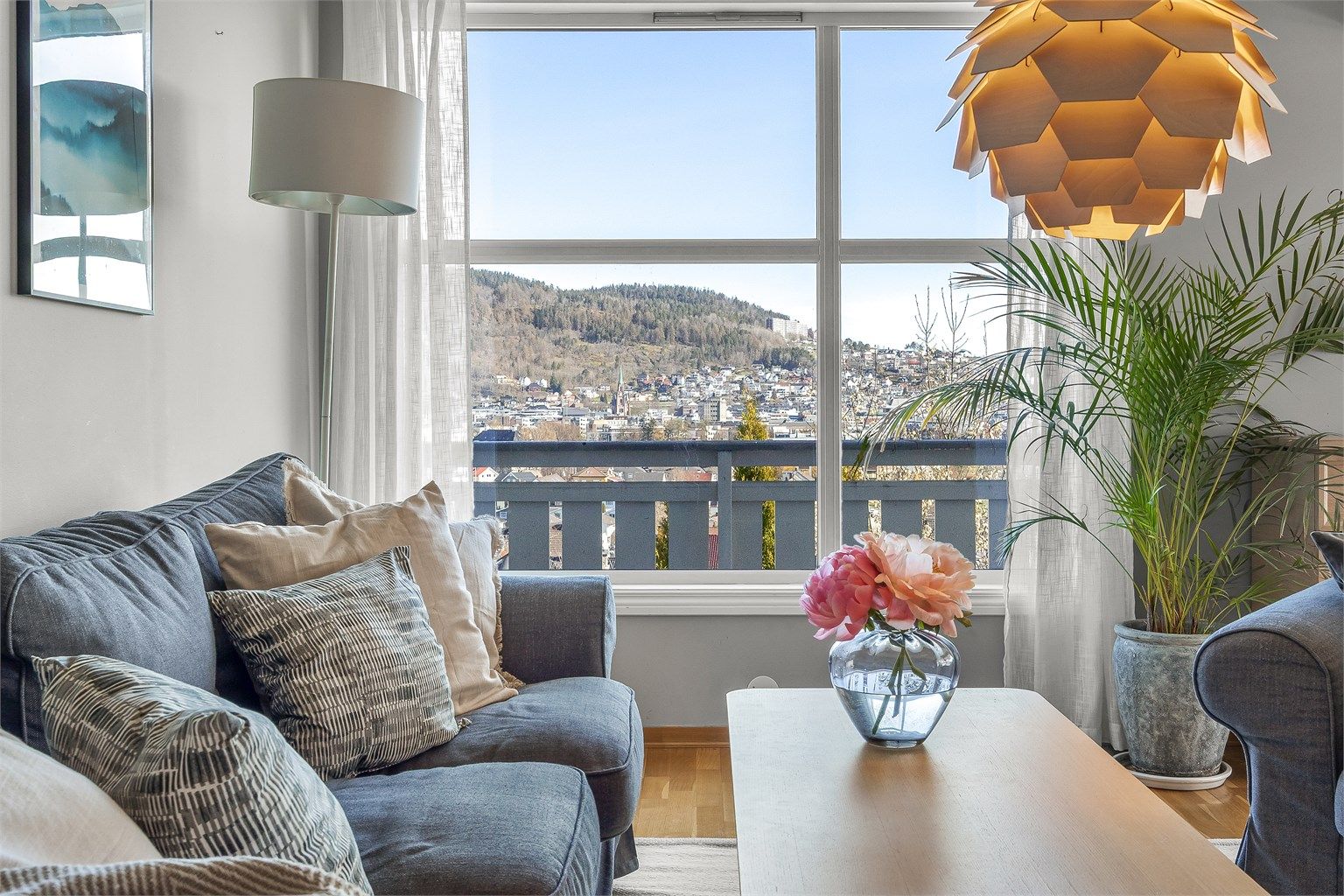 Fra stuen har du en levende utsikt over Drammen som endrer seg med årstidene.