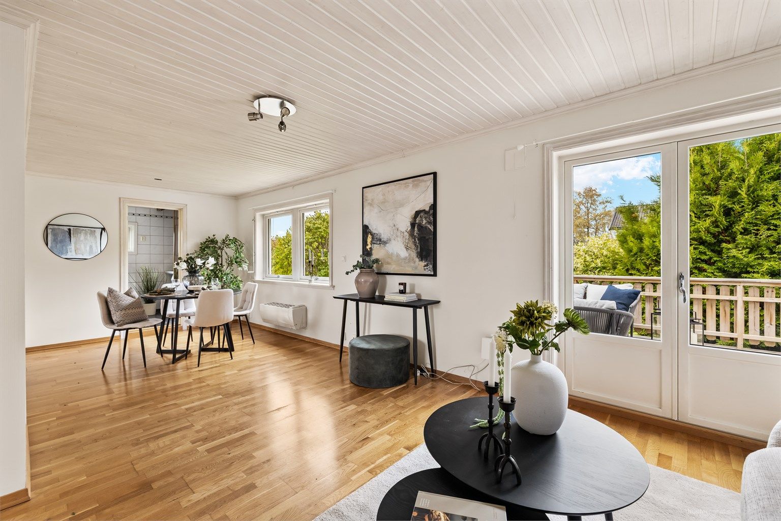 Vinkelstue med god plass til flere sosiale soner