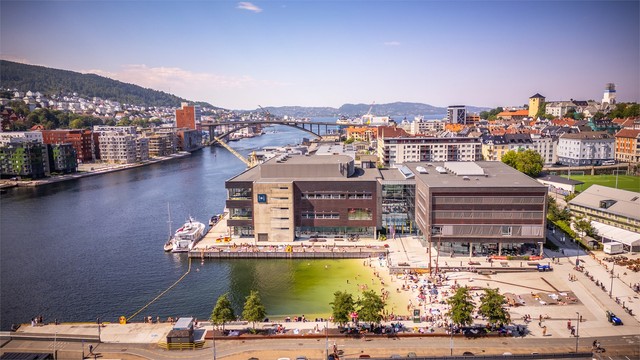 Her har man BI, Bystranden, kunstgressbane, caféer, restauranter og barer like utenfor inngangsdøren.