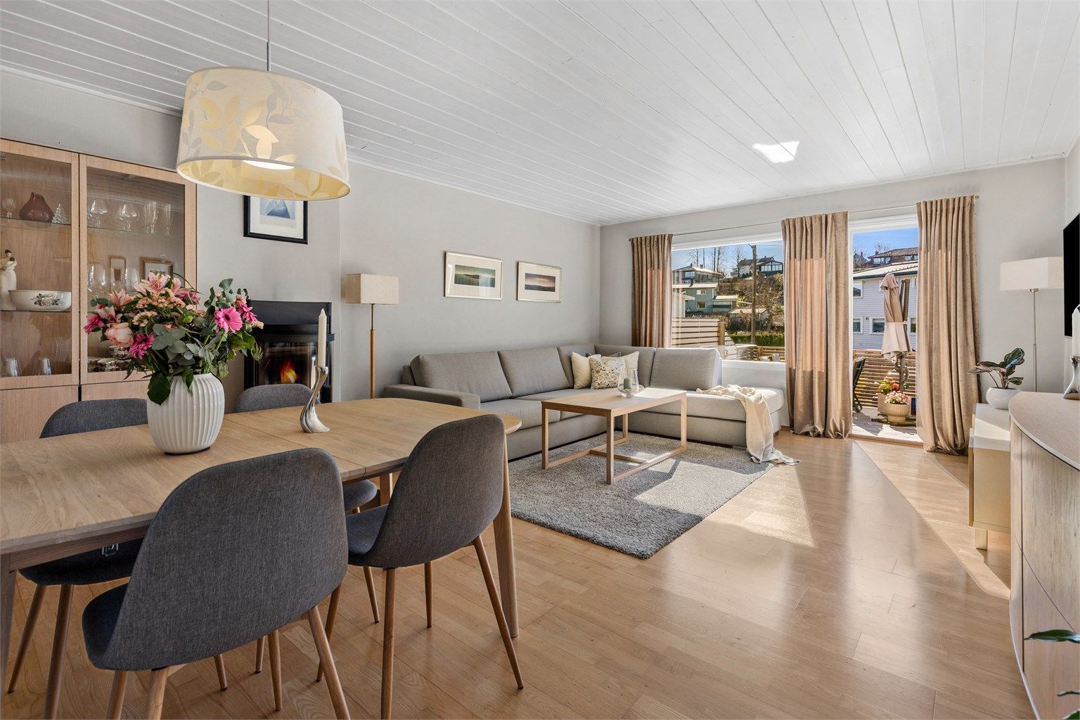 Velkommen til Undelstadveien 75B, presentert av Terje Tveit i Krogsveen. Innholdsrikt rekkehus over tre plan beliggende i svært barnevennlige omgivelser på Undelstad mellom Asker sentrum og Hvalstrand. Foto: Trond Reder.