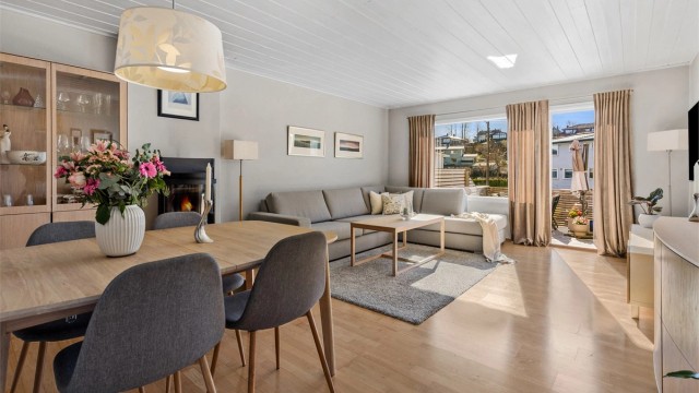 Velkommen til Undelstadveien 75B, presentert av Terje Tveit i Krogsveen. Innholdsrikt rekkehus over tre plan beliggende i svært barnevennlige omgivelser på Undelstad mellom Asker sentrum og Hvalstrand. Foto: Trond Reder.