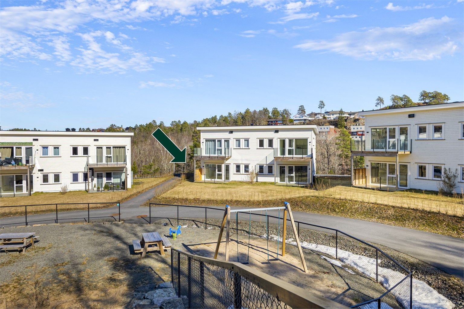 Boligen ligger i et område med gangavstand til bysentrum, butikker og servicetilbud.