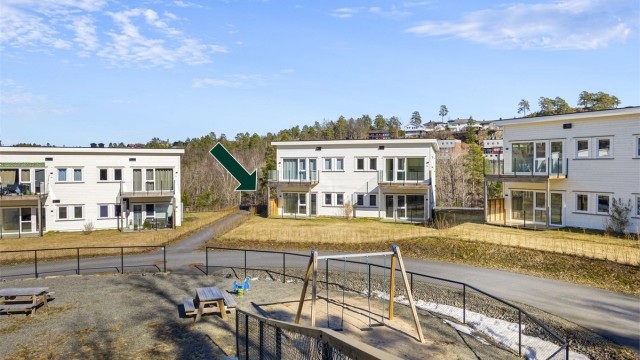 Boligen ligger i et område med gangavstand til bysentrum, butikker og servicetilbud.