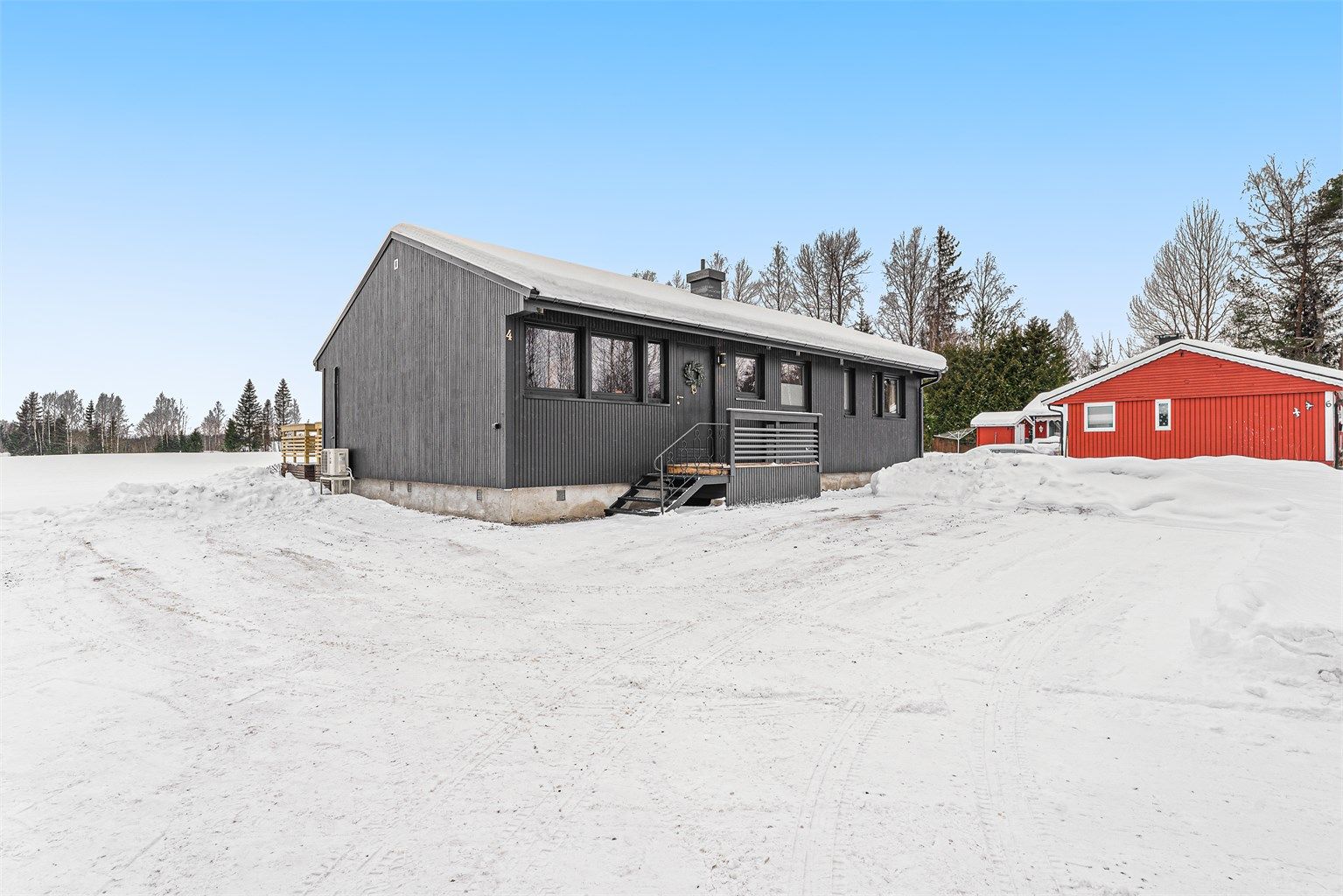 Stor gårdsplass på eiendommen med god plass til biloppstilling.