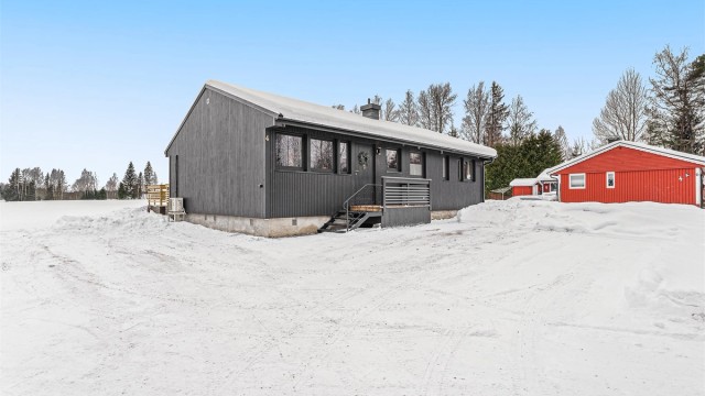 Stor gårdsplass på eiendommen med god plass til biloppstilling.