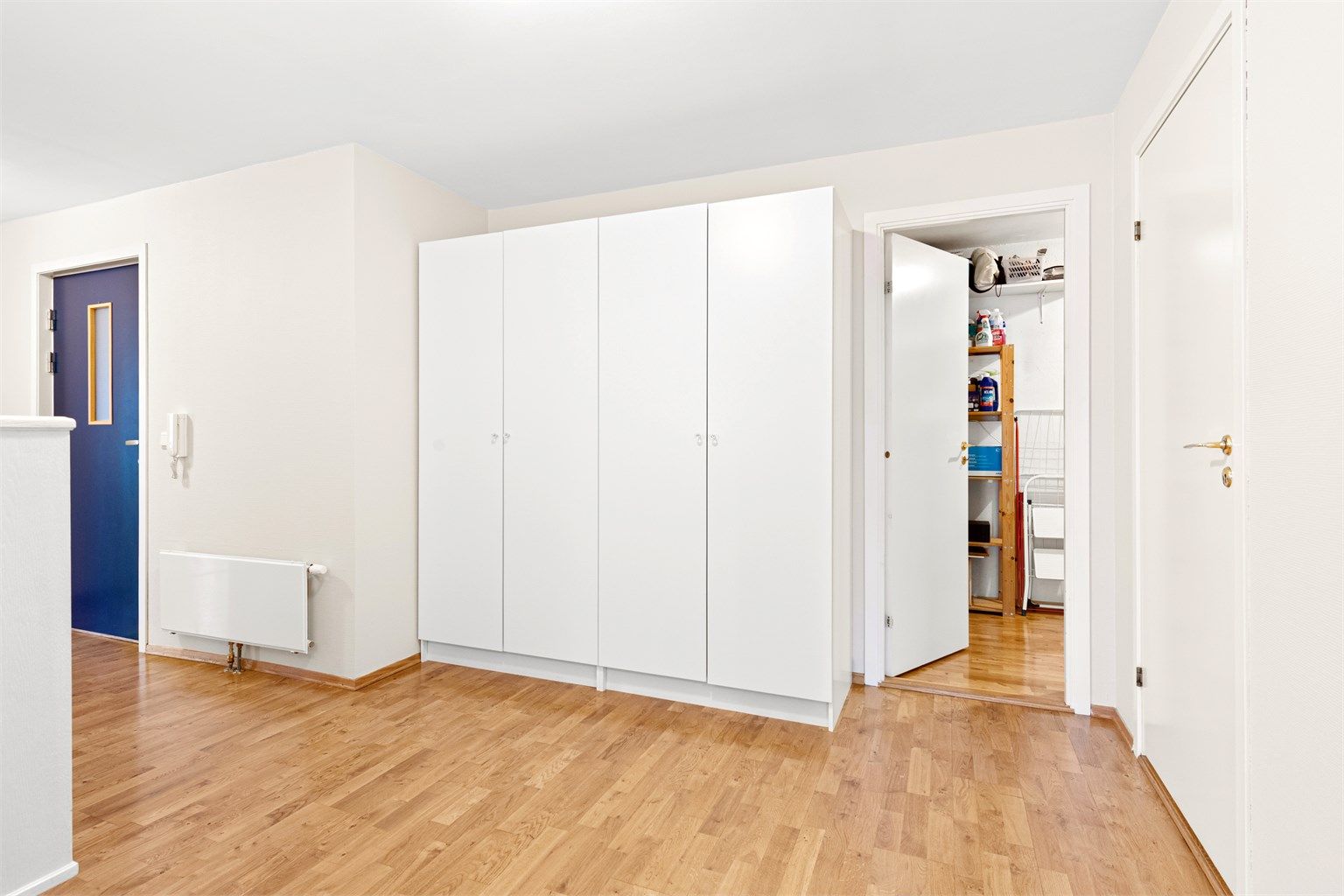 Fra gangen er det inngang til en innvendig bod. God plass til garderobe i gangen.