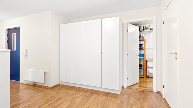 Fra gangen er det inngang til en innvendig bod. God plass til garderobe i gangen.