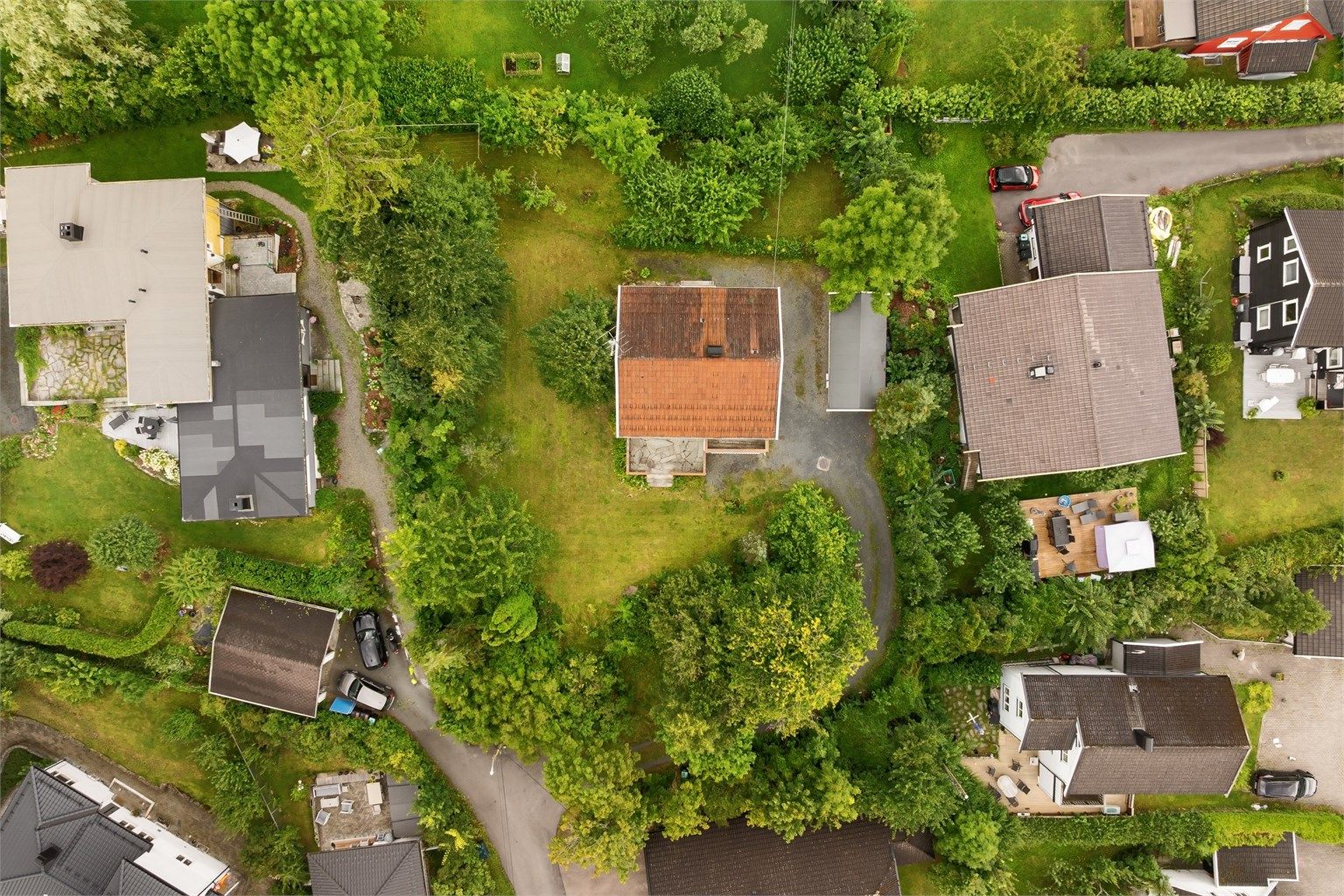 Eiendommen ligger i et veletablert nabolag med kort vei til skoler, barnehager, turområder og sjøen ved Høvikodden