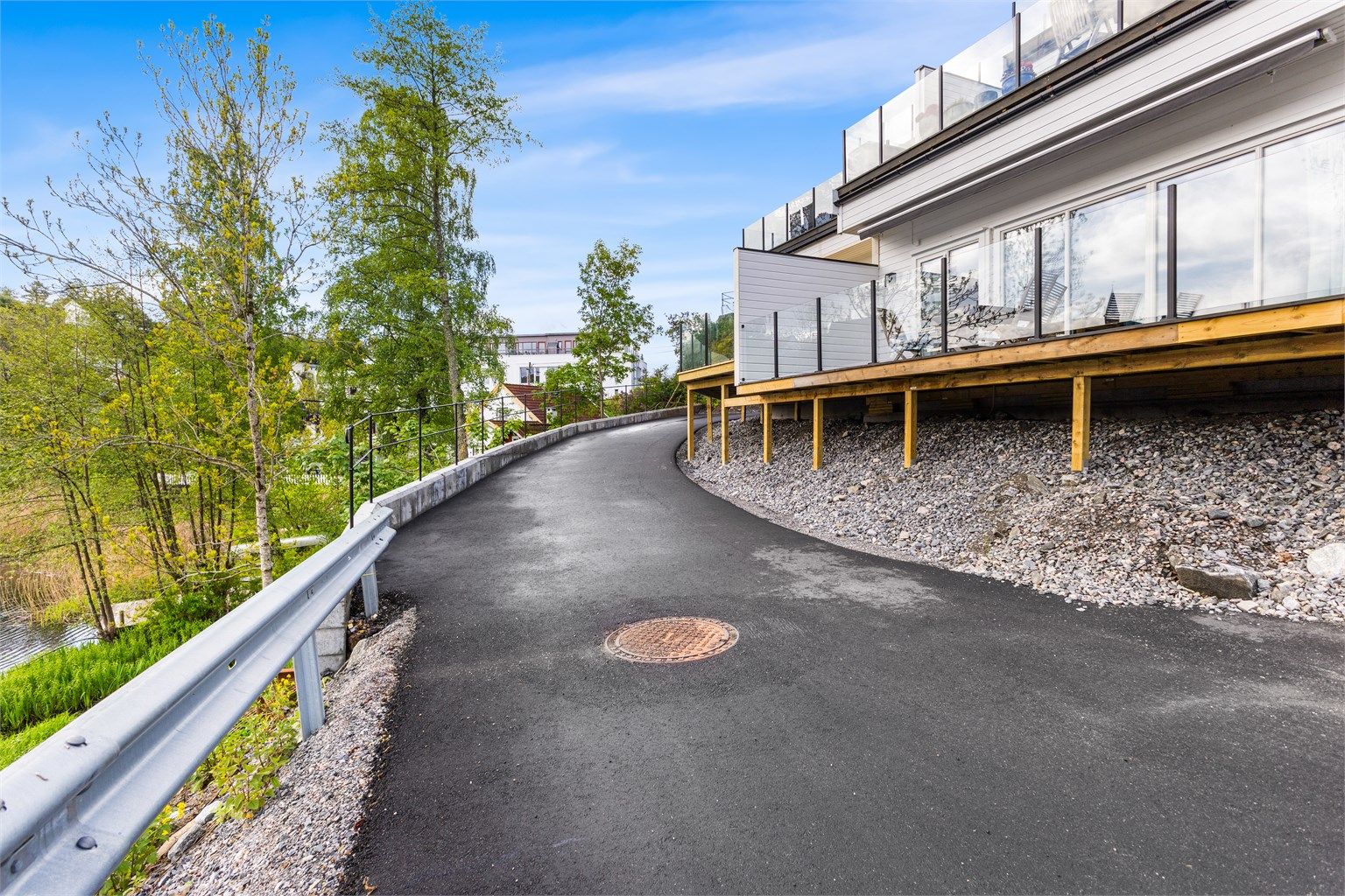Det er satt opp spiler på verandaen tilhørende leiligheten etter at bilder ble tatt, ref. neste bilde. 