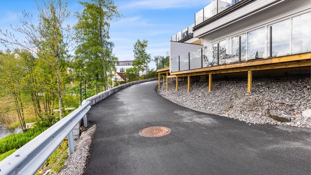 Det er satt opp spiler på verandaen tilhørende leiligheten etter at bilder ble tatt, ref. neste bilde.