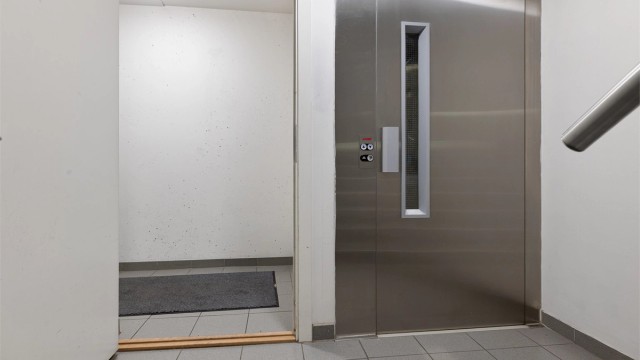 Bygget har heis som gir enkel og trinnfri adkomst til leiligheten.