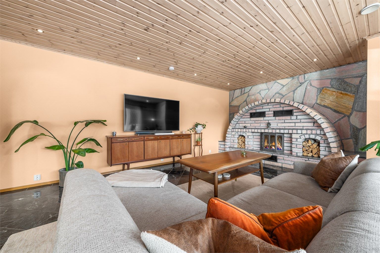 Peisestuen har god plass til en romslig sofagruppe.
