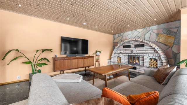 Peisestuen har god plass til en romslig sofagruppe.