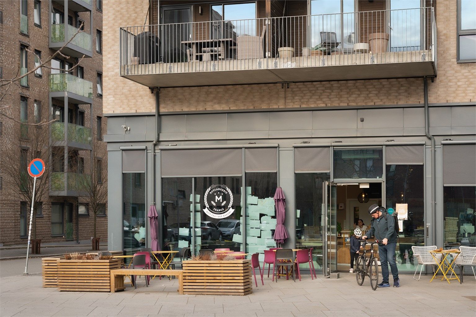 I nærområdet finner du Petersborgkvartalet med et populært bakeri og kafé, samt en søndagsåpen Joker-butikk.