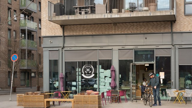 I nærområdet finner du Petersborgkvartalet med et populært bakeri og kafé, samt en søndagsåpen Joker-butikk.