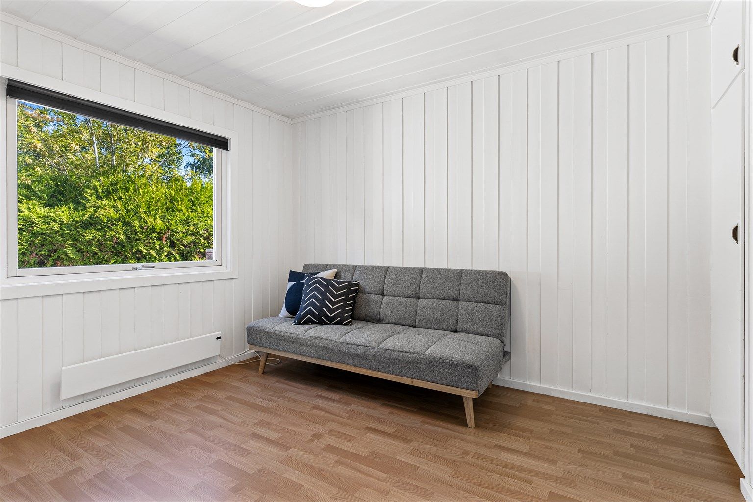 Soverom på halvplan 1 med adkomst fra entré. Dette rommet er på opprinnelige byggetegninger definert som gjesterom. Dette rommet er av god størrelse og passer fint som barnerom, gjesterom eller kontor.
