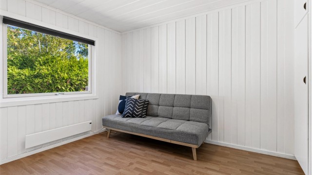 Soverom på halvplan 1 med adkomst fra entré. Dette rommet er på opprinnelige byggetegninger definert som gjesterom. Dette rommet er av god størrelse og passer fint som barnerom, gjesterom eller kontor.