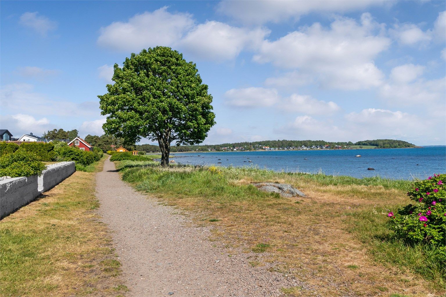 Området har en rekke fine turområder, blant annet ved Bekketjønnmyra, Søndre Slagen kirke, Karlsvik og Essoskogen. Leikvin lekeplass ved Ringshaug er ekstra populær for de minste.