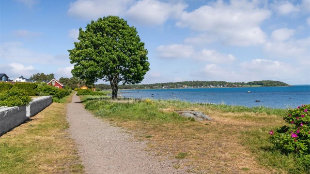 Området har en rekke fine turområder, blant annet ved Bekketjønnmyra, Søndre Slagen kirke, Karlsvik og Essoskogen. Leikvin lekeplass ved Ringshaug er ekstra populær for de minste.