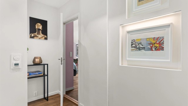Trappegang med 1-stavs parkett med gulvvarme. Fra gangen er det adkomst til kaldtloft via takluke med stige