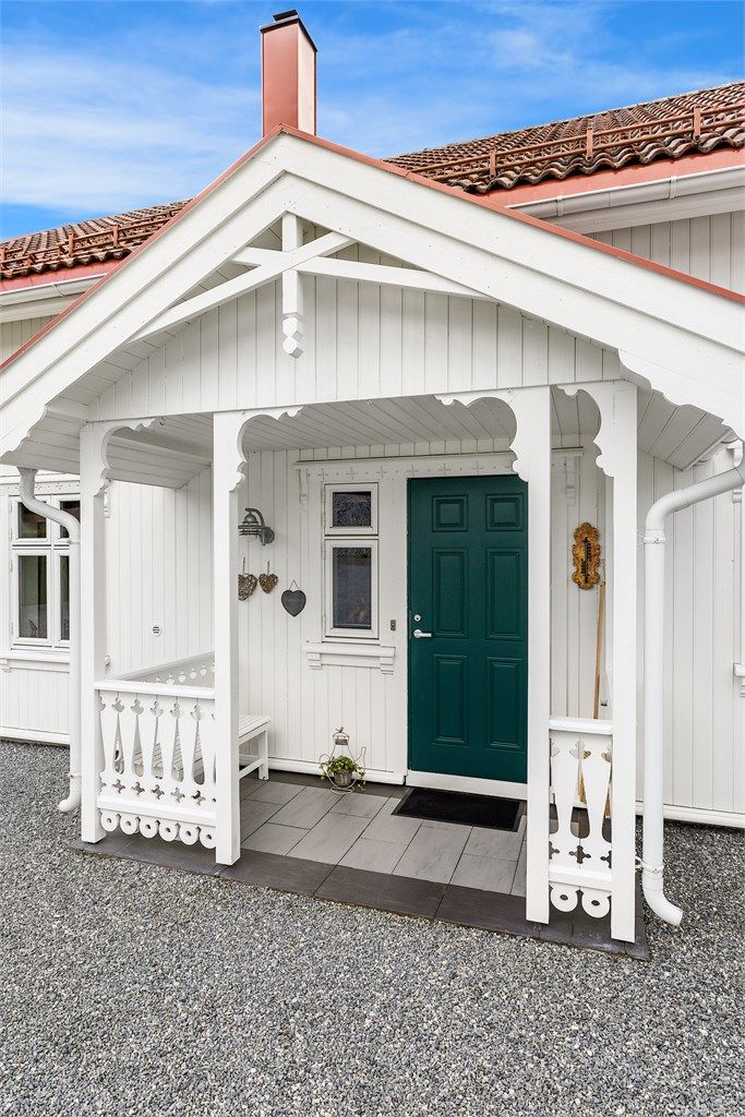 Sjarmerende og overbygget inngangsparti med forseggjorte detaljer.