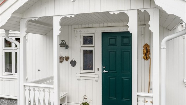 Sjarmerende og overbygget inngangsparti med forseggjorte detaljer.