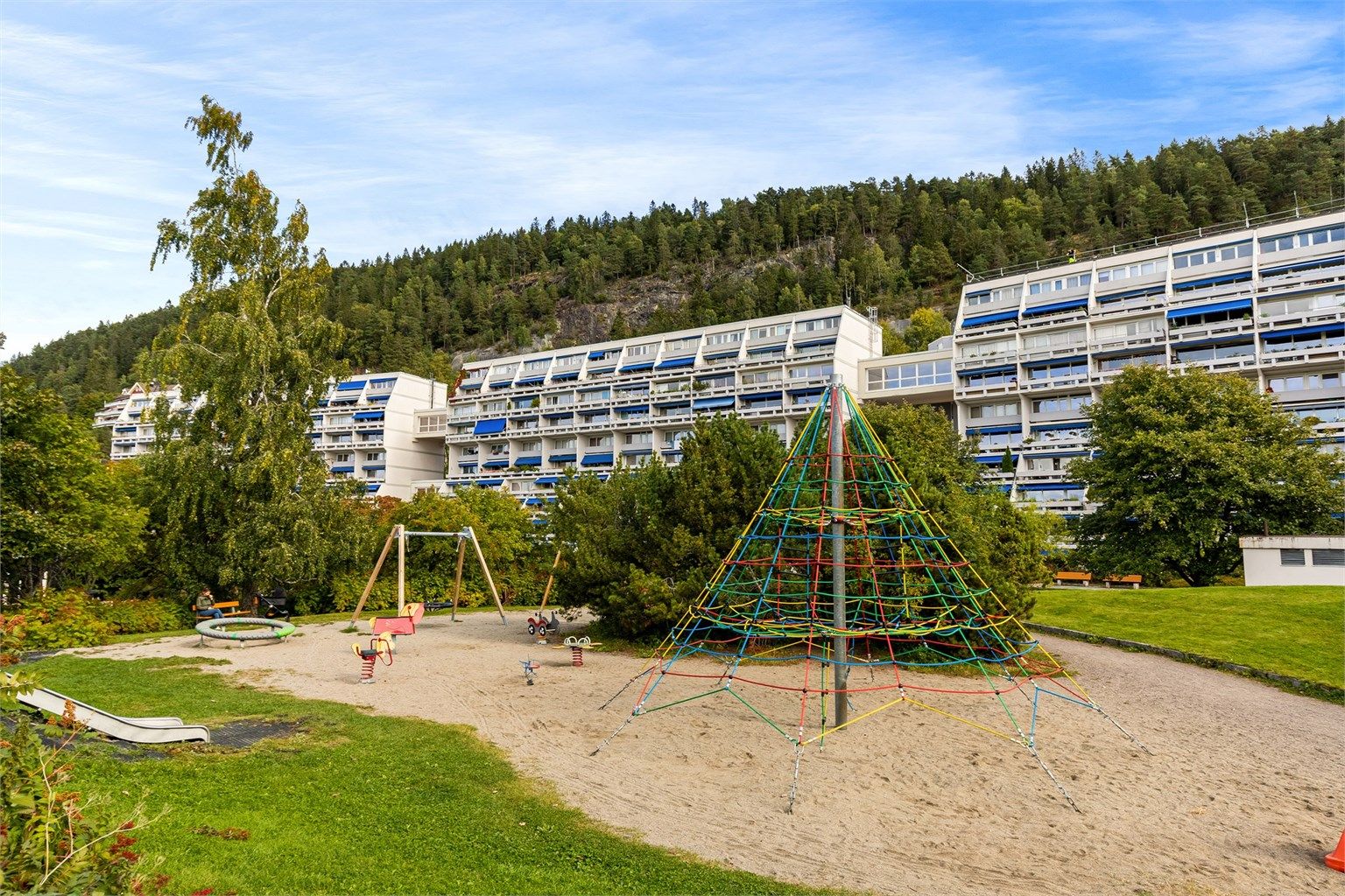 Utendørs er det en flott lekeplass, kort vei til timesvis med underholdning for de minste