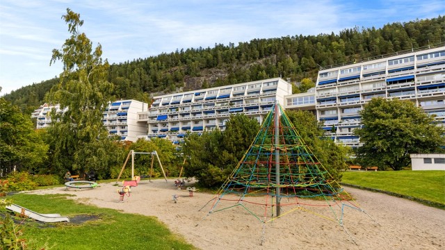 Utendørs er det en flott lekeplass, kort vei til timesvis med underholdning for de minste