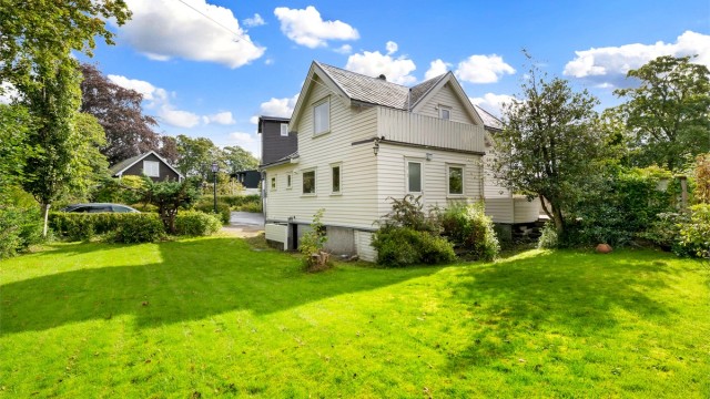 Her bor du sentralt og godt, samtidig som eiendommen byr på gode muligheter for deg som ønsker å skape et hjem etter egen smak og stil.